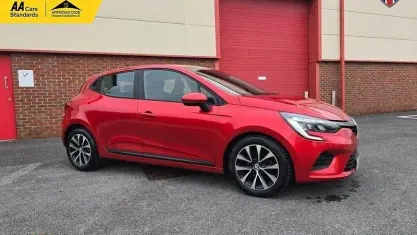 Used Renault Clio Iconic 90 HP (66 kW) 2022 Red Hatchback