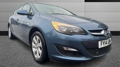 Used Vauxhall Astra Design Edition 116 HP (85 kW) 2014 Blue Estate