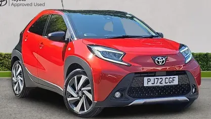 Used Toyota Aygo X 72 HP (52 kW) 2022 Chili red bitone SUV