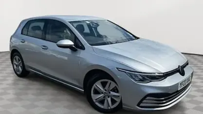 Begagnad VW Golf VIII Life 131 HK (96 kW) 2023 Silver Halvkombi