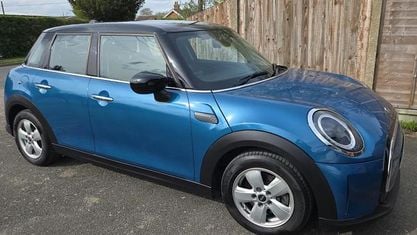 Używany Mini Cooper Comfort 136 KM (100 kW) 2021 Niebieski Hatchback