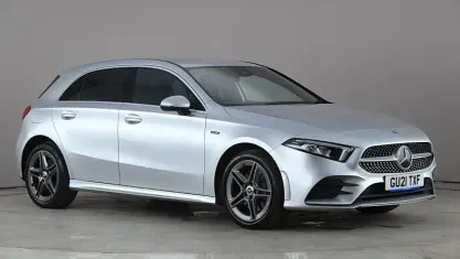 Begagnad Mercedes A250 AMG line 218 HK (160 kW) 2021 Silver Halvkombi