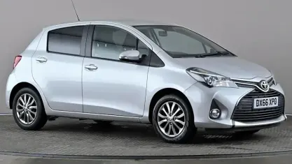 Usado Toyota Yaris 99 HP (72 kW) 2016 Prateado Citadino