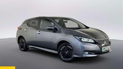 Begagnad Nissan Leaf N-Connecta 160 kW (218 HK) 2022 Grå Halvkombi