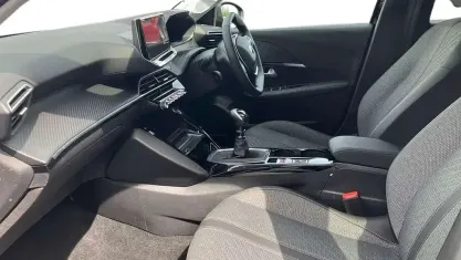 Second-hand Peugeot 208 Allure 101 CP (74 kW) 2025 Negru Hatchback
