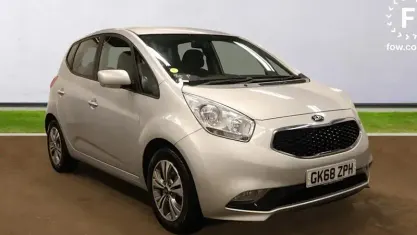 Usado Kia Venga 128 HP (94 kW) 2018 Prateado Citadino