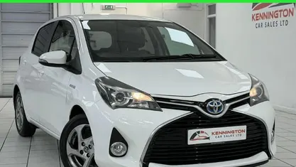 Used Toyota Yaris Hybrid 101 HP (74 kW) 2016 White Hatchback