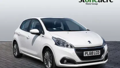 Used Peugeot 208 Signature Sky 82 HP (60 kW) 2019 White Hatchback