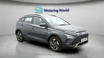 Begagnad Hyundai Bayon SE 101 HK (74 kW) 2023 Grå SUV