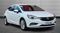 Summit white Used 2019 Vauxhall Astra Elite Hatchback | £8,295 (Fair price)