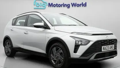 Usado Hyundai Bayon SE 101 HP (74 kW) 2023 Prateado SUV