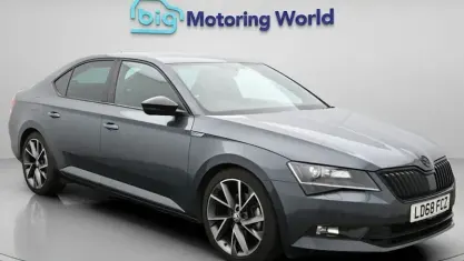 Usado Skoda Superb SportLine 150 HP (110 kW) 2018 Cinzento Citadino