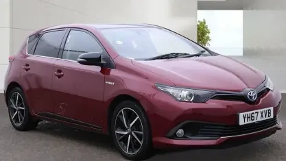 Used Toyota Auris Hybrid 136 HP (100 kW) 2017 Red Hatchback