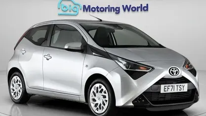 Used Toyota Aygo X-play 72 HP (52 kW) 2021 Silver Hatchback