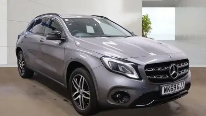 Usado Mercedes GLA180 Urban 122 HP (89 kW) 2019 Cinzento SUV