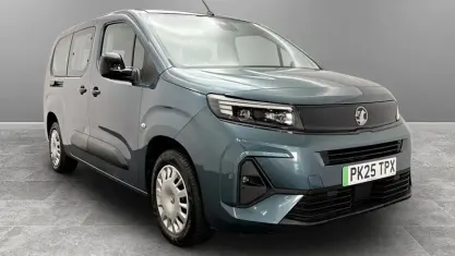 Used Vauxhall Combo Design Edition 100 kW (136 HP) 2025 Blue MPV