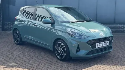 Used Hyundai i10 Premium 67 HP (49 kW) 2023 Mangrove green Hatchback
