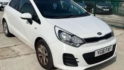 Used Kia Rio 75 HP (55 kW) 2016 White Hatchback