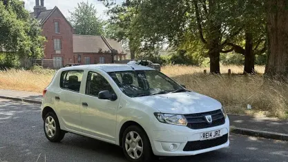 Used Dacia Sandero Ambiance 75 HP (55 kW) 2014 White Hatchback