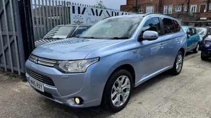 Used Mitsubishi Outlander P-HEV 200 HP (147 kW) 2015 Blue Estate