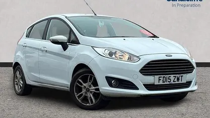 Used Ford Fiesta Zetec 101 HP (74 kW) 2017 White Hatchback