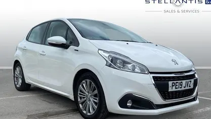 Used Peugeot 208 Signature Sky 82 HP (60 kW) 2019 Hatchback