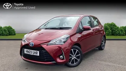 Used Toyota Yaris Hybrid 101 HP (74 kW) 2019 Tokyo red Hatchback