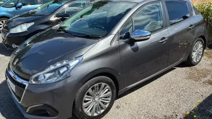 Used Peugeot 208 Signature Sky 82 HP (60 kW) 2019 Grey Hatchback