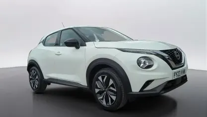Używany Nissan Juke Acenta 114 KM (83 kW) 2023 Biały SUV