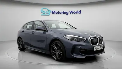 Usado BMW 118 M Sport 136 HP (100 kW) 2023 Cinzento Citadino