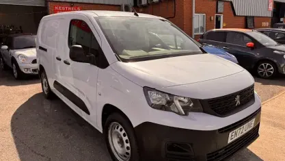 Usado Peugeot Partner Premium 102 HP (75 kW) 2023 Branco Monovolume