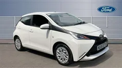 White Used 2015 Toyota Aygo X-play Hatchback | £5,122 (Fair price)