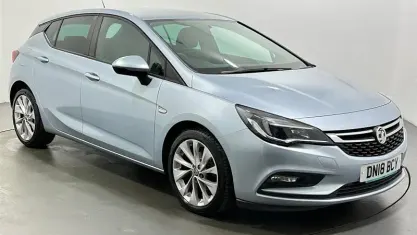 Usado Vauxhall Astra Design Edition 125 HP (91 kW) 2018 Prateado Citadino