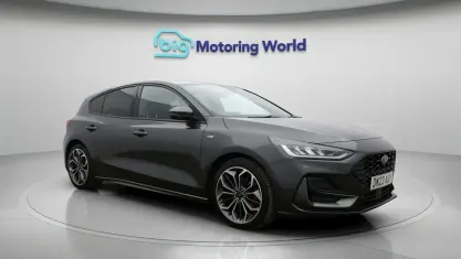 Begagnad Ford Focus ST-Line X 155 HK (114 kW) 2023 Grå Halvkombi