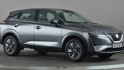Usado Nissan Qashqai Acenta Premium 140 CV (102 kW) 2023 Gris SUV