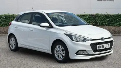Used Hyundai i20 SE 84 HP (61 kW) 2017 White Hatchback