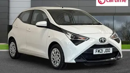 Used Toyota Aygo X-play 72 HP (52 kW) 2021 White Hatchback