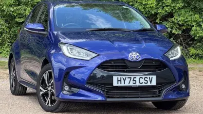 Usado Toyota Yaris Hybrid Design 116 HP (85 kW) 2025 Azul Citadino