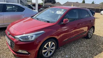 Used Hyundai i20 Premium 101 HP (74 kW) 2017 Red Hatchback