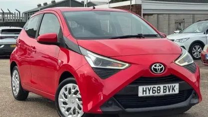 Used Toyota Aygo X-play 72 HP (52 kW) 2018 Red Hatchback