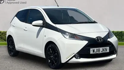 Used Toyota Aygo x-style 69 HP (50 kW) 2018 White flash Hatchback