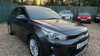 Begagnad Kia Rio 90 HK (66 kW) 2017 Grå Halvkombi