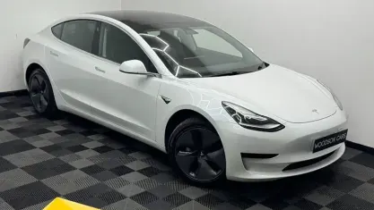 Used Tesla Model 3 Standard Range Plus 180 kW (245 HP) 2020 White Sedan