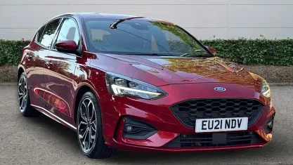 Used Ford Focus ST-Line X 125 HP (91 kW) 2021 Red Hatchback