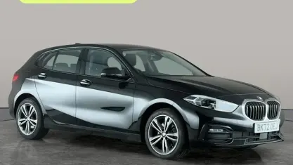 Begagnad BMW 118 Sport Line 136 HK (100 kW) 2023 Svart Halvkombi