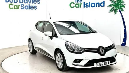 White Used 2017 Renault Clio IV Dynamique Hatchback | £7,850 (Fair price)
