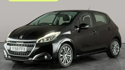 Used Peugeot 208 Signature Sky 82 HP (60 kW) 2019 Hatchback