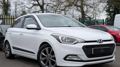 Used Hyundai i20 Premium 90 HP (66 kW) 2015 White Hatchback