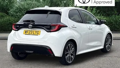 Used Toyota Yaris Hybrid 116 HP (85 kW) 2023 White Hatchback