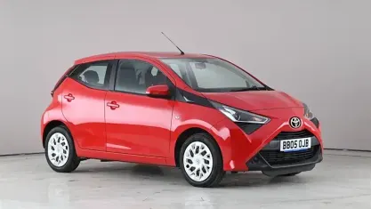Used Toyota Aygo X-play 72 HP (52 kW) 2020 Red Hatchback